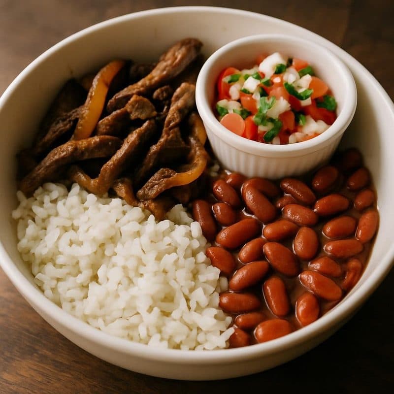 Tico bowl con arroz blanco con fajitas de res, frijoles rojos y pico de gallo