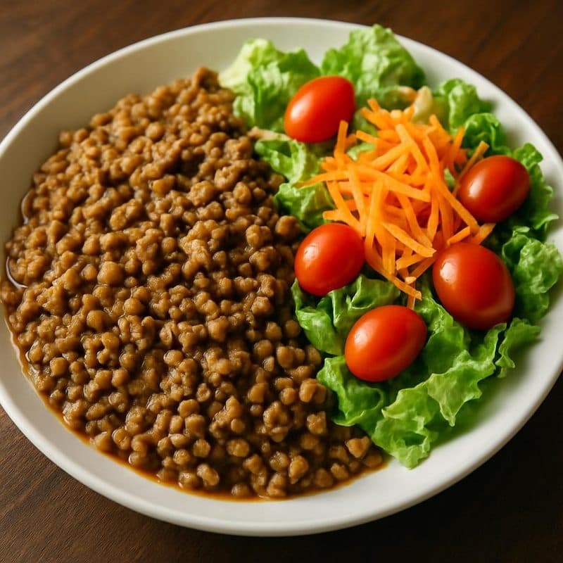 Lentejas con carne molida acompañadas de ensalada